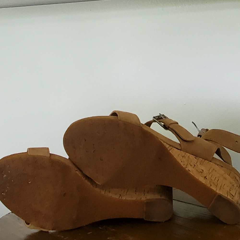 Tahari sandal wedges - Picture 3 of 3